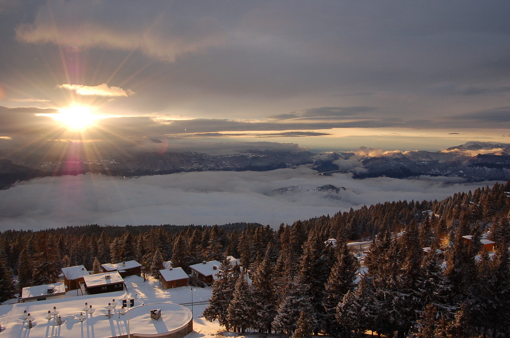 Couché de soleil et nappe de nuage sur Grenoble photo et image archives des concours, concours