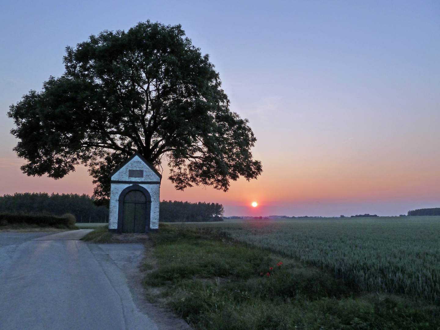 Couché de soleil sur la chapelle.