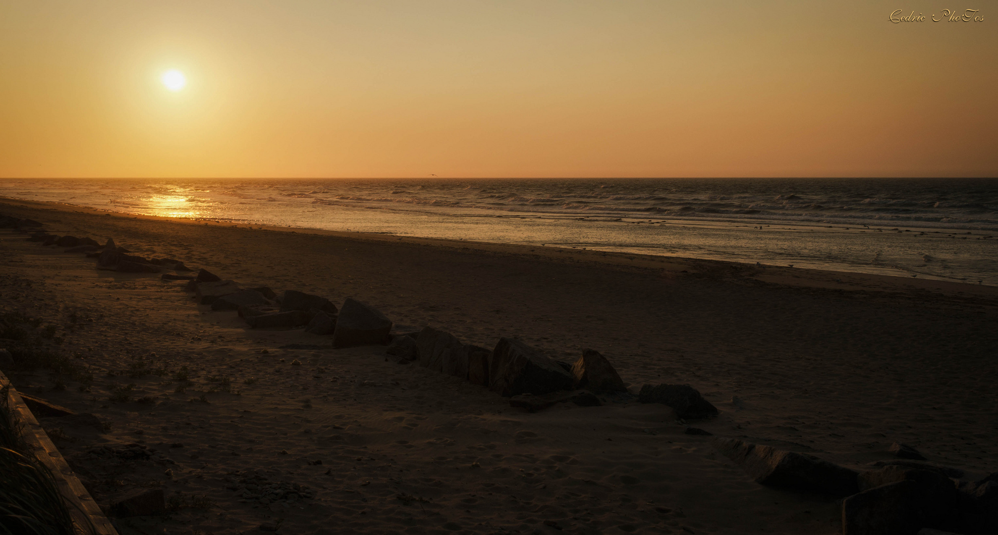 couché de soleil sur la plage d'arromanches.