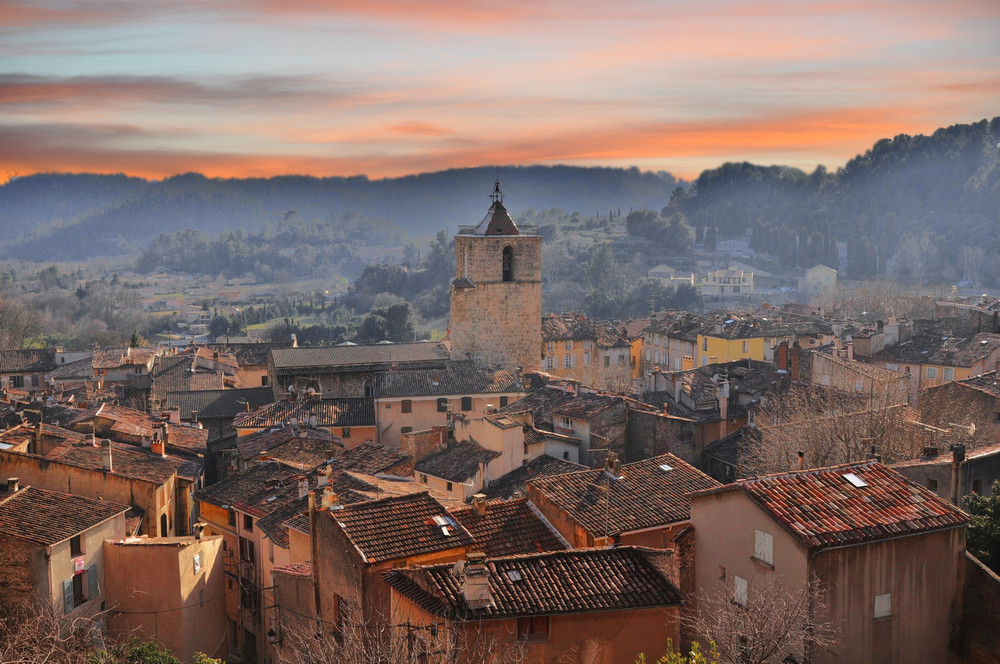 Couché de soleil sur le village en Provence