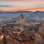 Couché de soleil sur le village en Provence