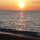 Couché de soleil sur plage de galets