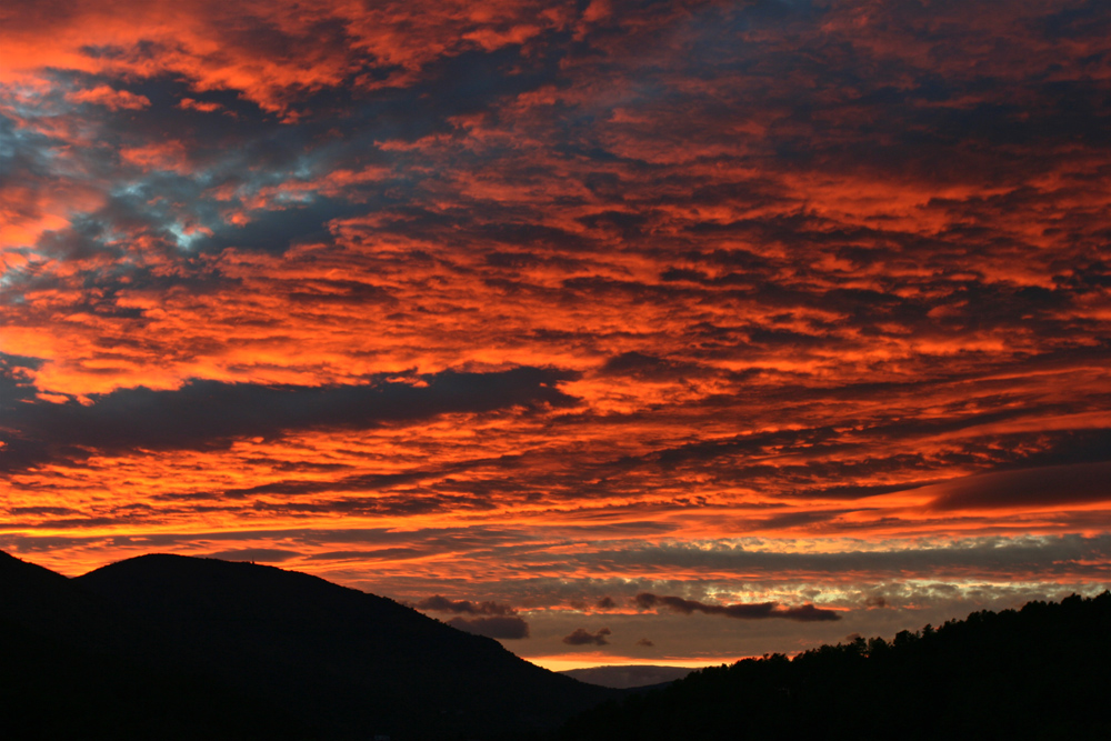 Coucher de l'astre solaire sur la vallée de l'Auzonnet