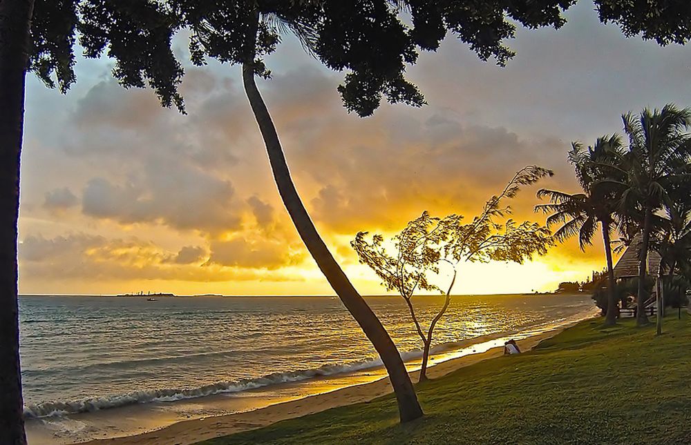 Coucher de soleil à Anse Vata, Nouméa pendant la saison des pluies