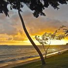 Coucher de soleil à Anse Vata, Nouméa pendant la saison des pluies