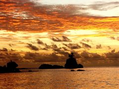 Coucher de soleil ambre sur ....l'Anse Soleil (Mahé)