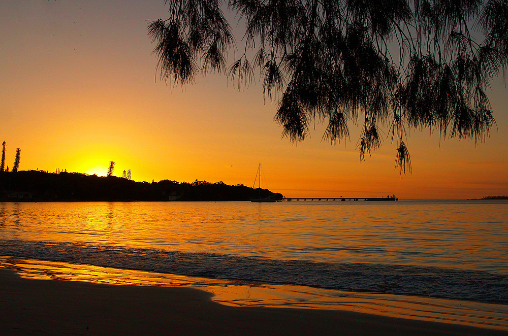 Coucher de soleil: baie de Kuto (Île des Pins)  -  Sonnenuntergang: Kuto-Bucht (Pinieninsel)