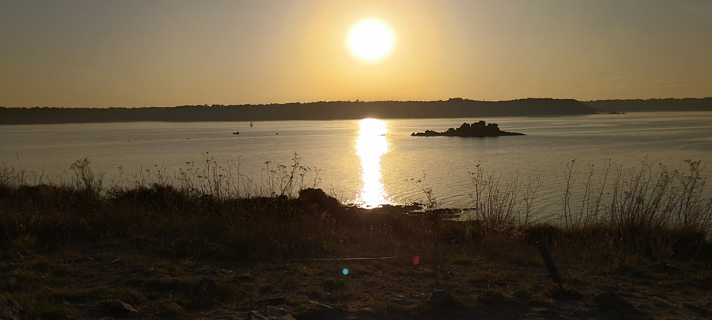 Coucher de soleil dans la baie de l'Arguenon (Bretagne)