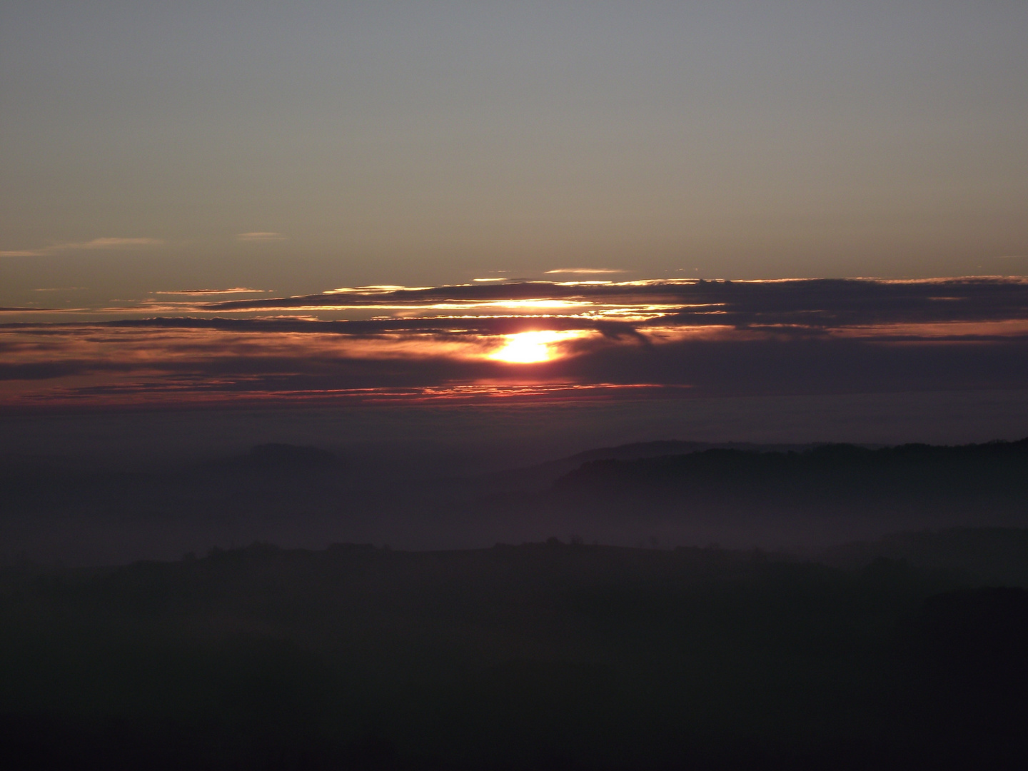 COUCHER DE SOLEIL DANS LE BROUILLARD