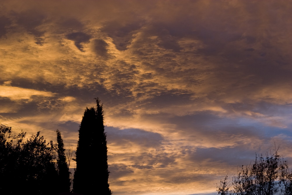 coucher de soleil dans les couleurs de la provence