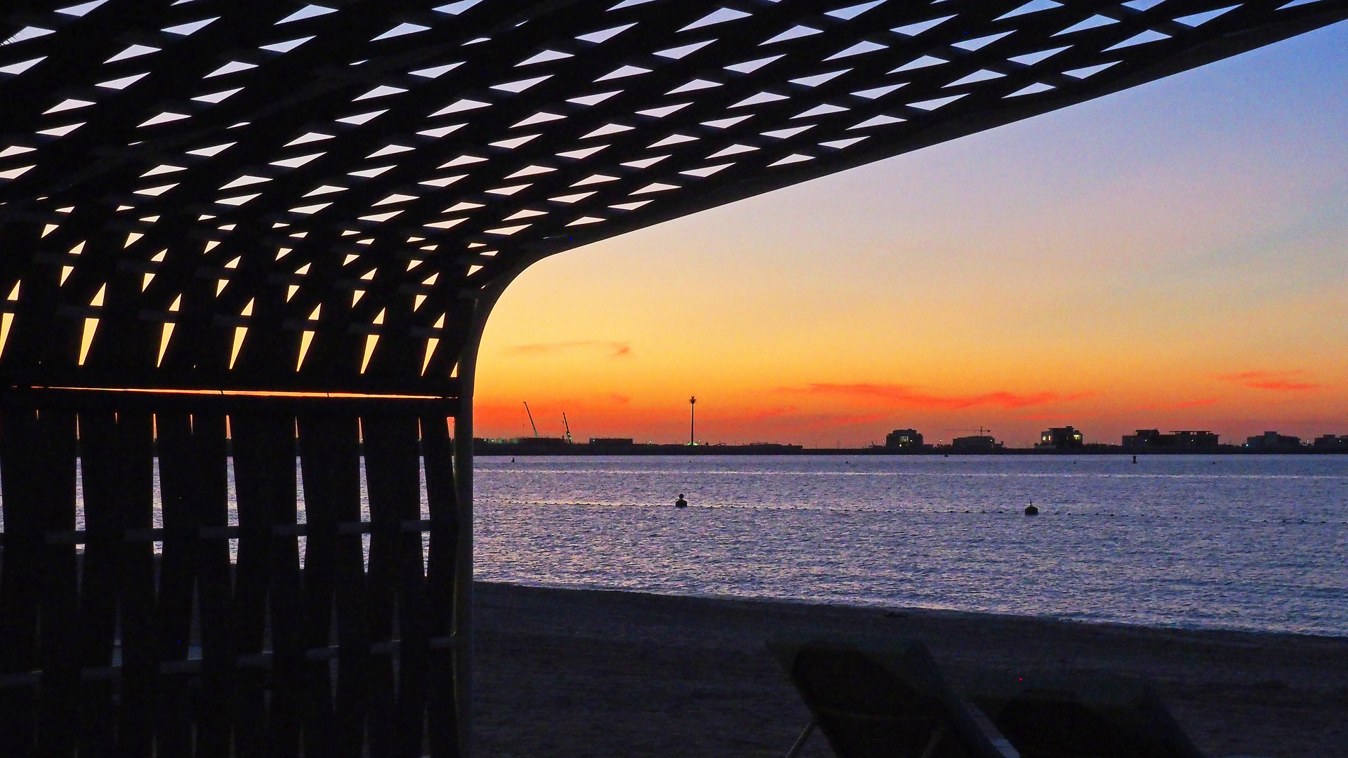 Coucher de soleil depuis une paillote sur la plage 