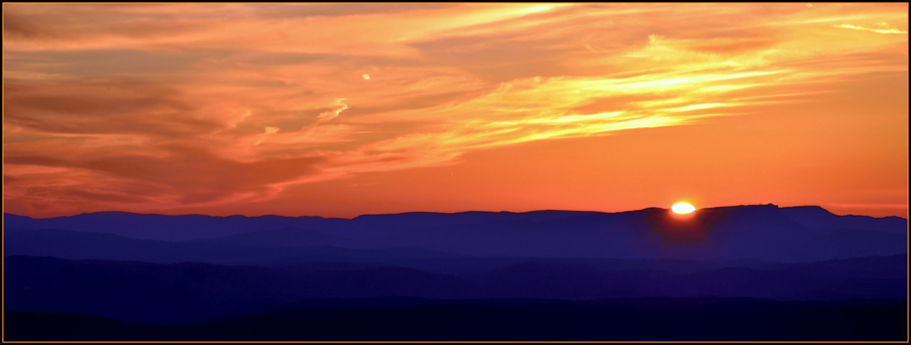 Coucher de soleil derrière les collines varoises 3e