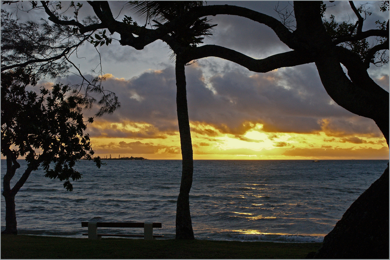 Coucher de soleil devant Nouméa