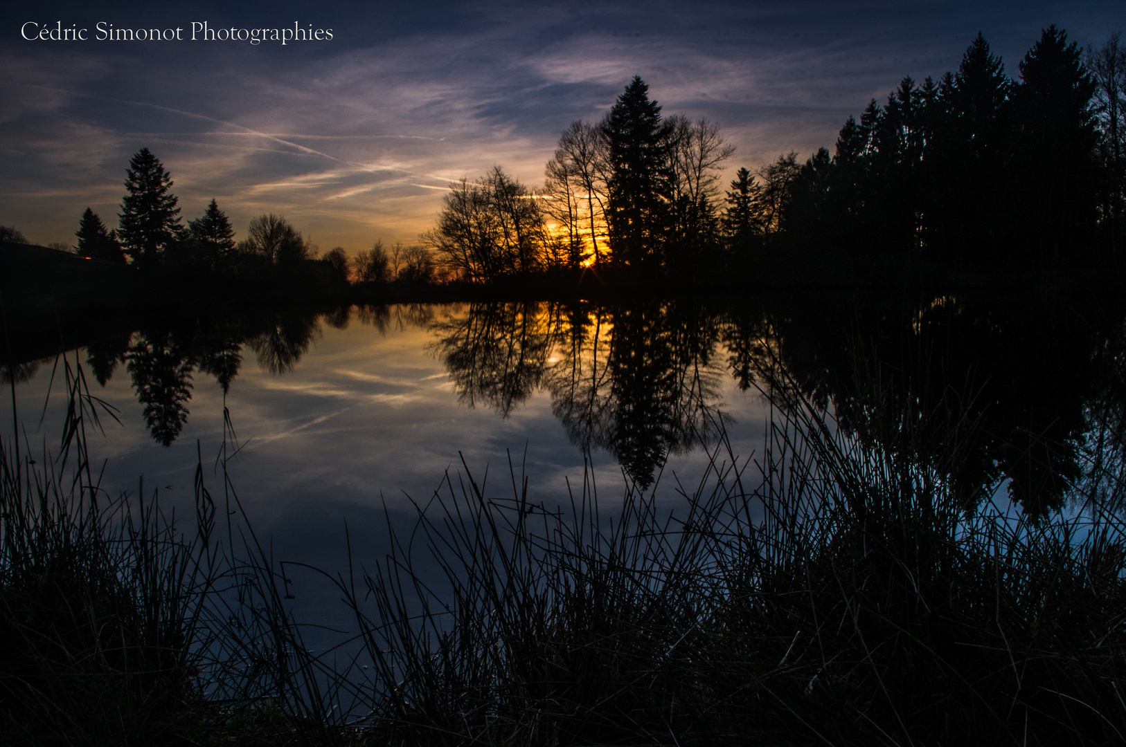 coucher de soleil en amoureux  avec reflet sur l'étang