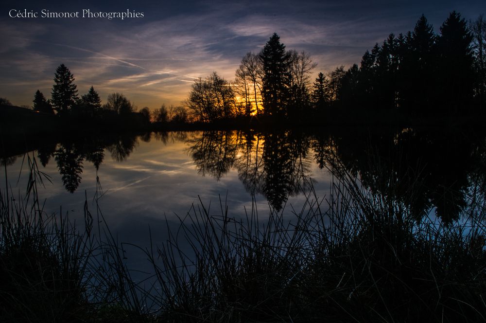 Coucher De Soleil En Amoureux Avec Reflet Sur Létang Photo