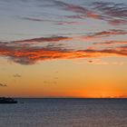 Coucher de soleil en arrivant à Nouméa - Sonnenuntergang bei der Ankunft in Nouméa.