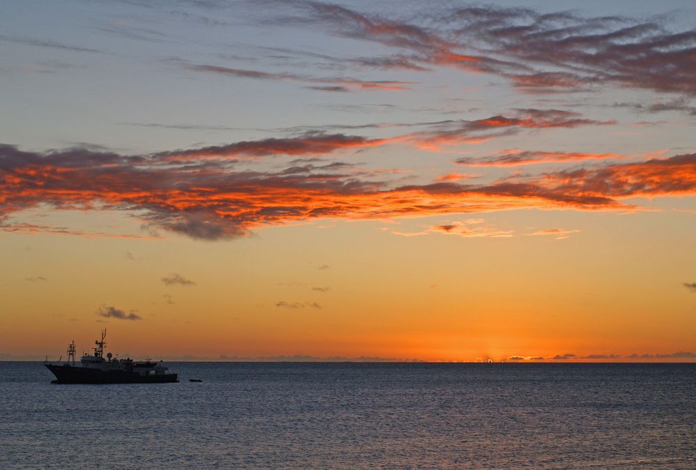 Coucher de soleil en arrivant à Nouméa - Sonnenuntergang bei der Ankunft in Nouméa.