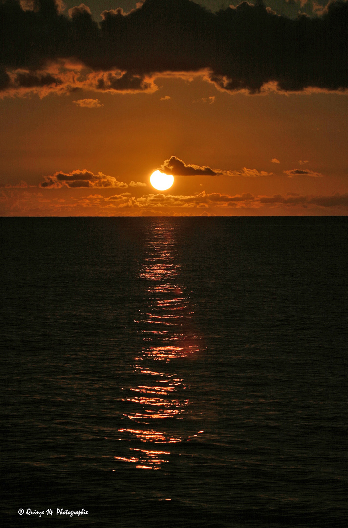 COUCHER DE SOLEIL EN MER DES CARAIBES.