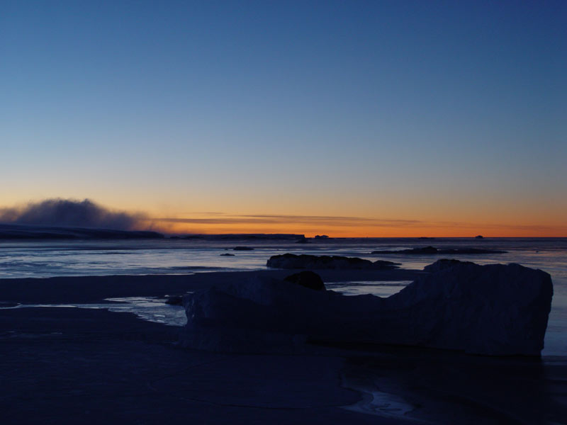 coucher de soleil et mur de neige