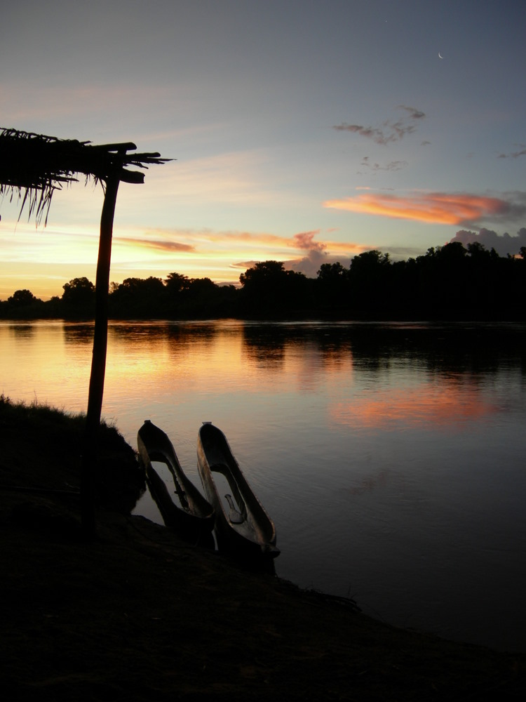 coucher de soleil et pirogues