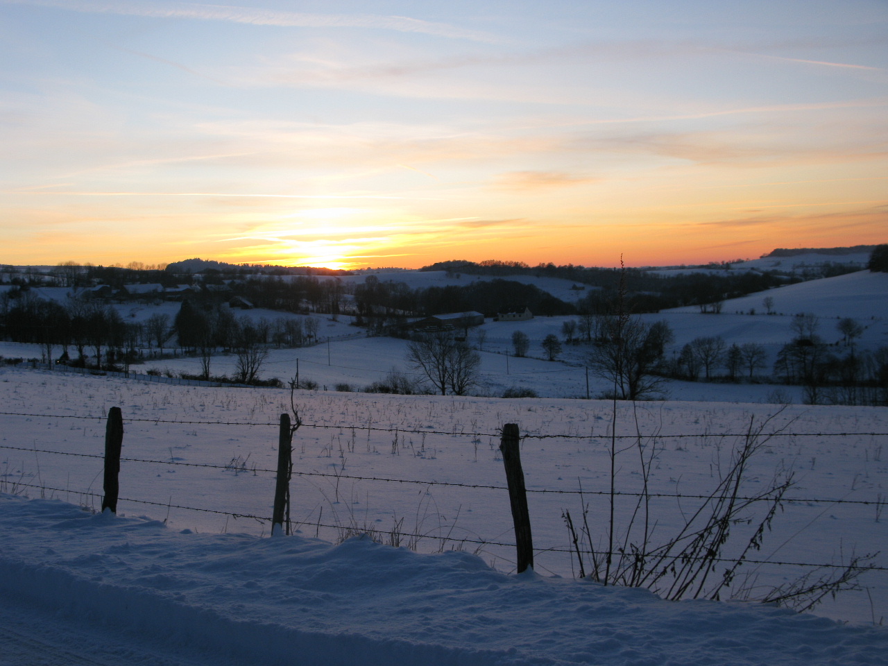 COUCHER DE SOLEIL HIVERNAL SUR L'AUVERGNE