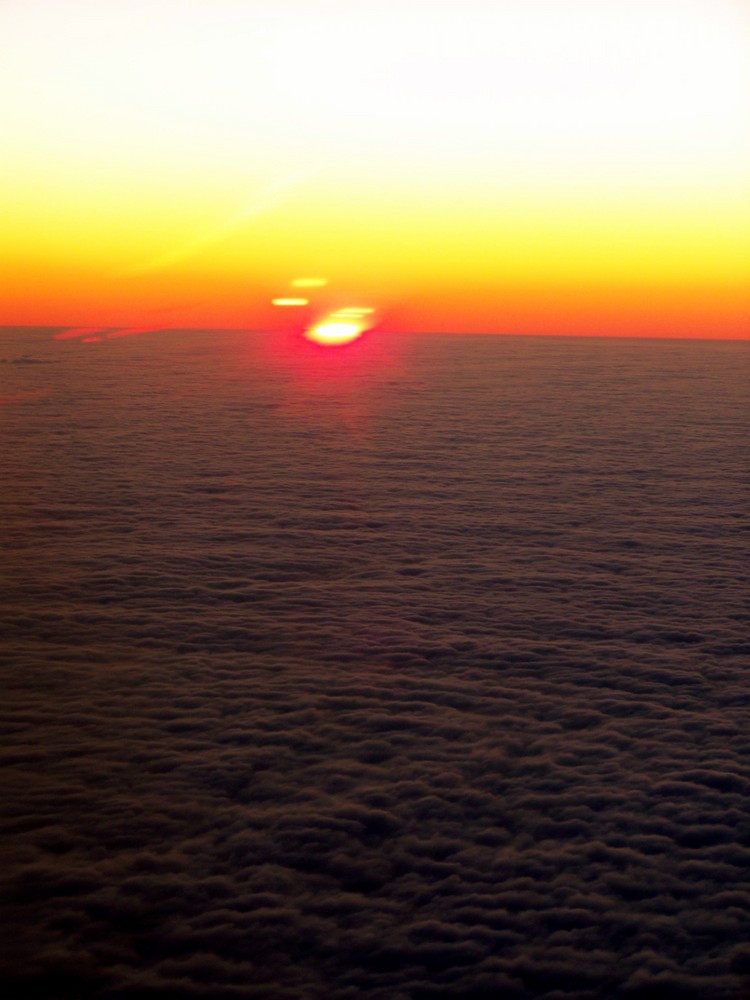 Coucher de soleil par dessus les nuages