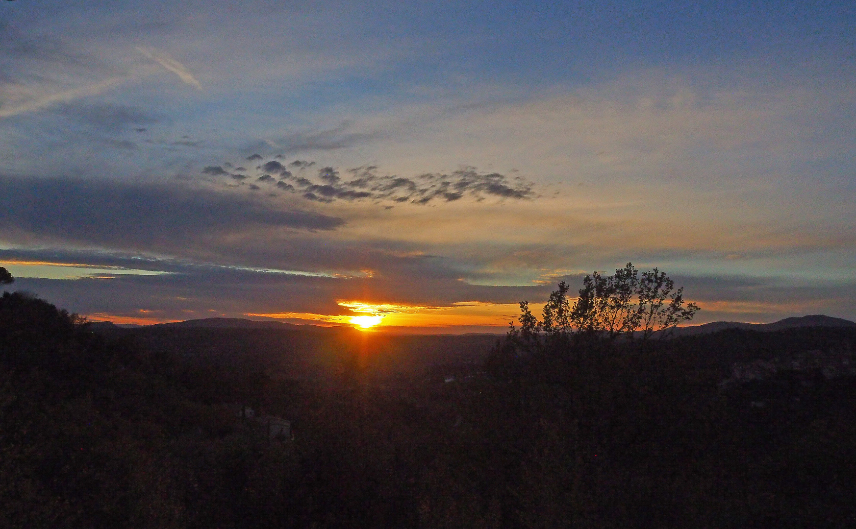 Coucher de soleil près du lac de Saint-Cassien (Var)