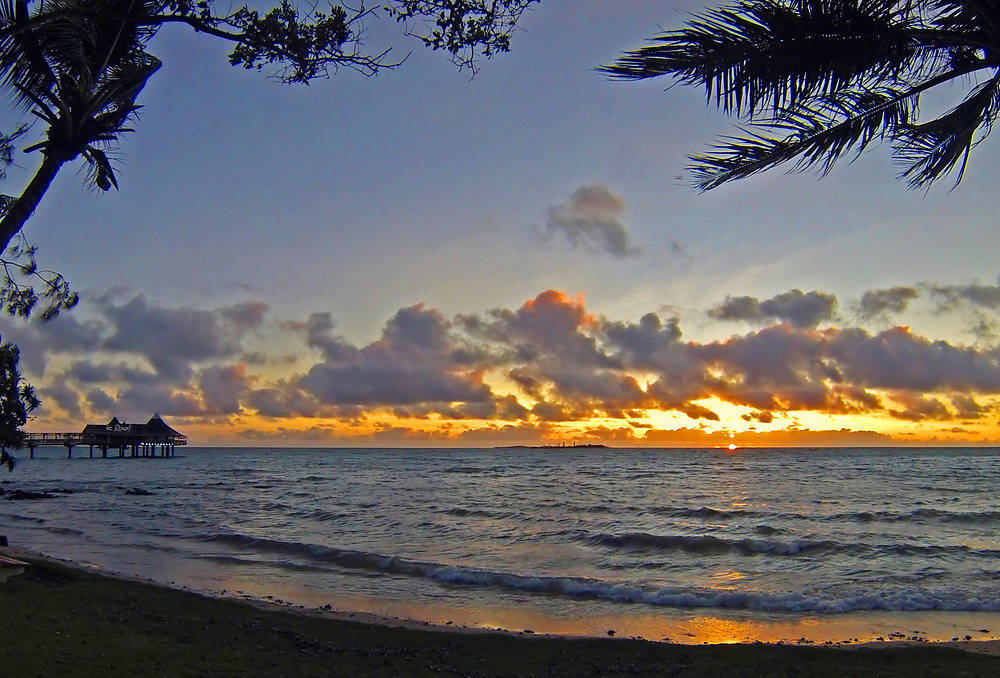 Coucher de soleil sur Anse Vata et les îles -- Sonnenuntergang über Anse Vata und die Inseln