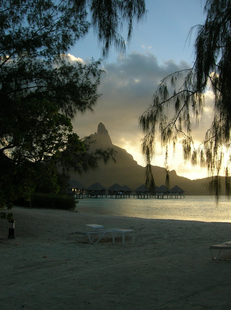 Coucher de soleil sur Bora