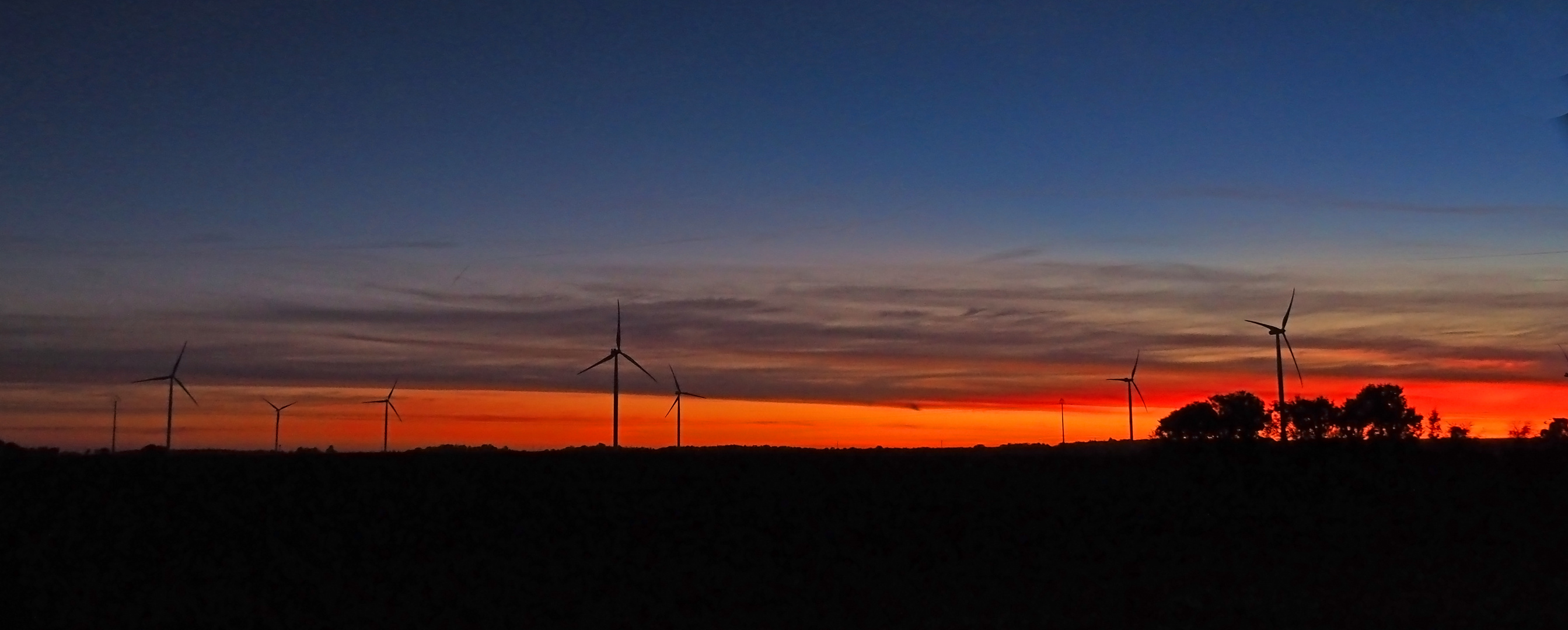 Coucher de soleil sur éoliennes