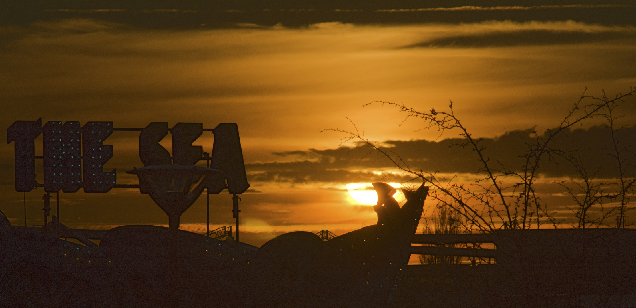 Coucher de soleil sur fête foraine