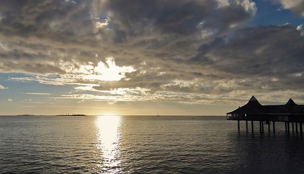 Coucher de soleil sur la baie de Anse Vata -- Nouméa -- Sonnenuntergang auf den Anse Vata Bucht
