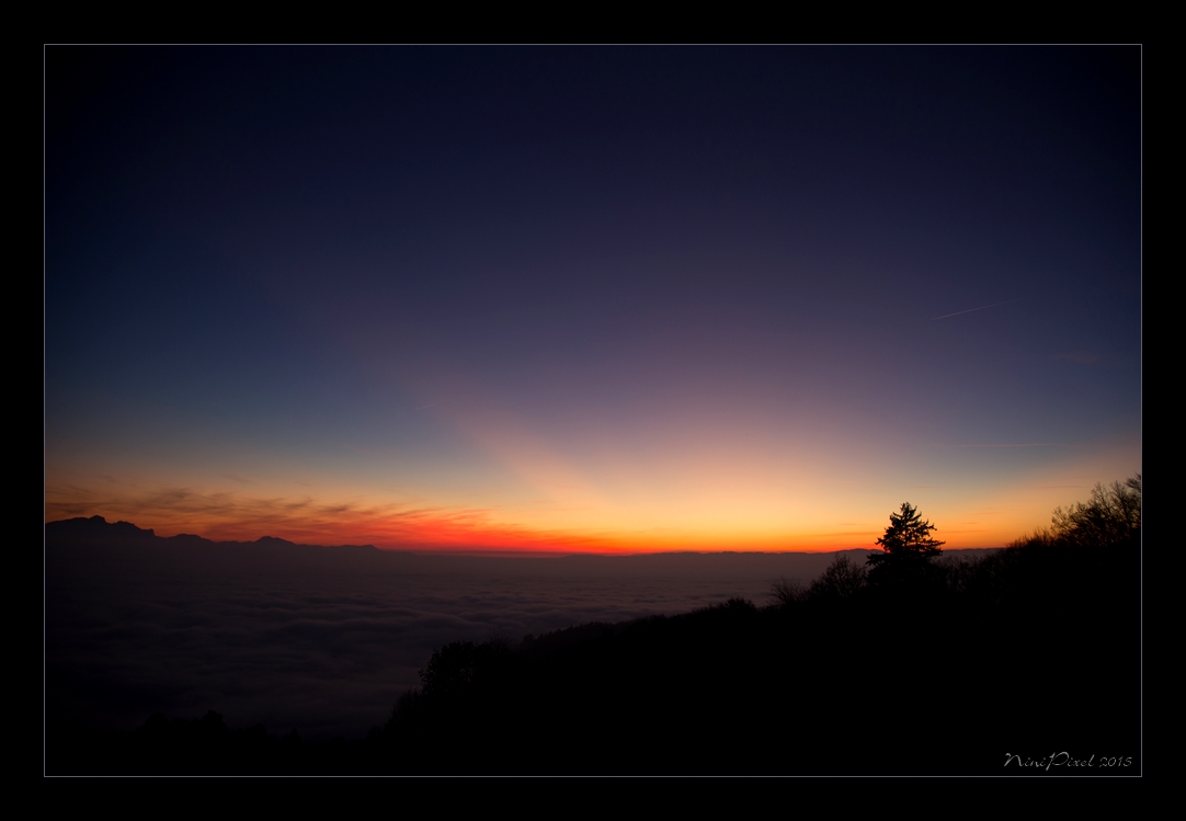 Coucher De Soleil Sur La Campagne Vaudoise Et Le Lac Léman