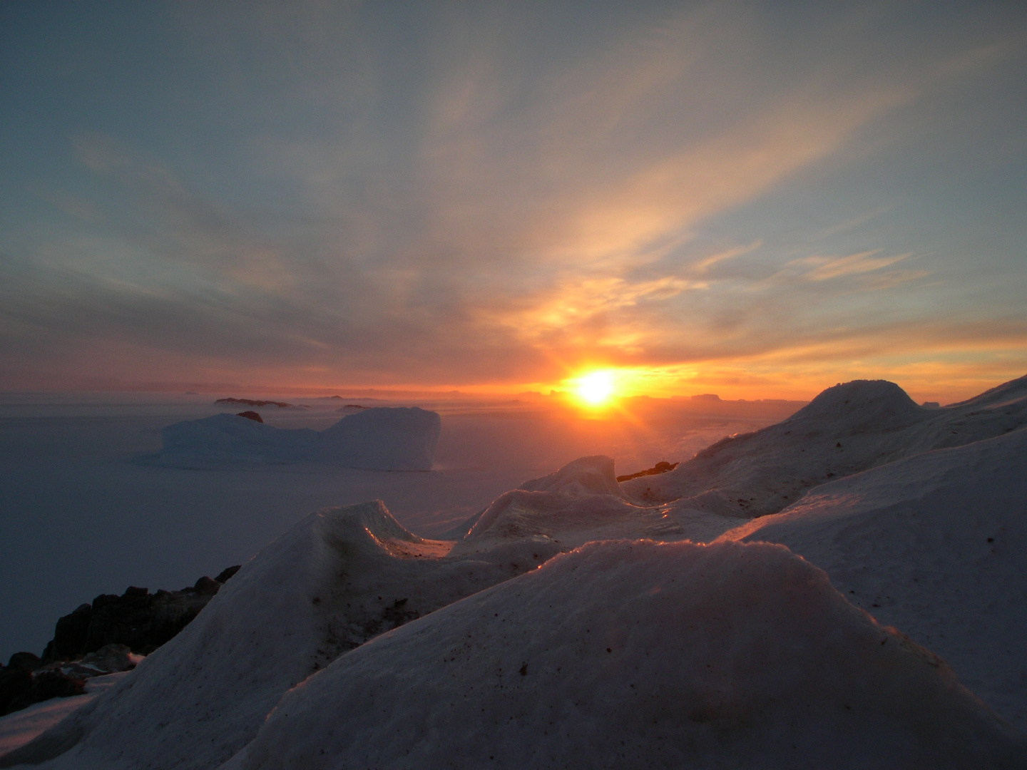 coucher de soleil sur le continent Antarctique