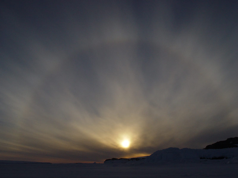 coucher de soleil sur le continent Antarctique