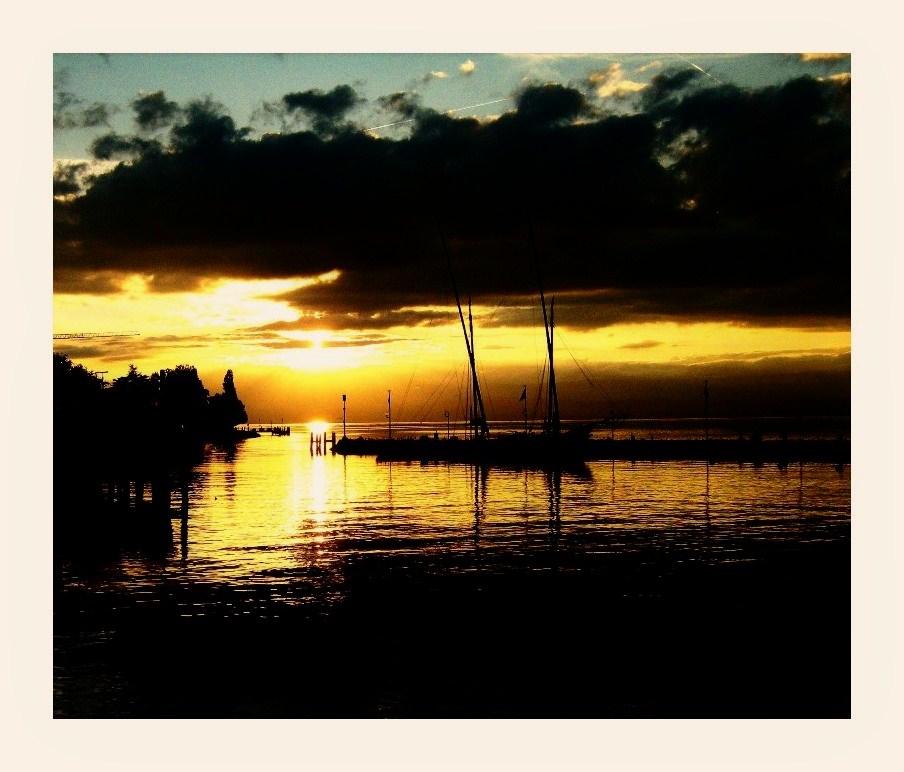 coucher de soleil sur le lac Léman à EVIAN