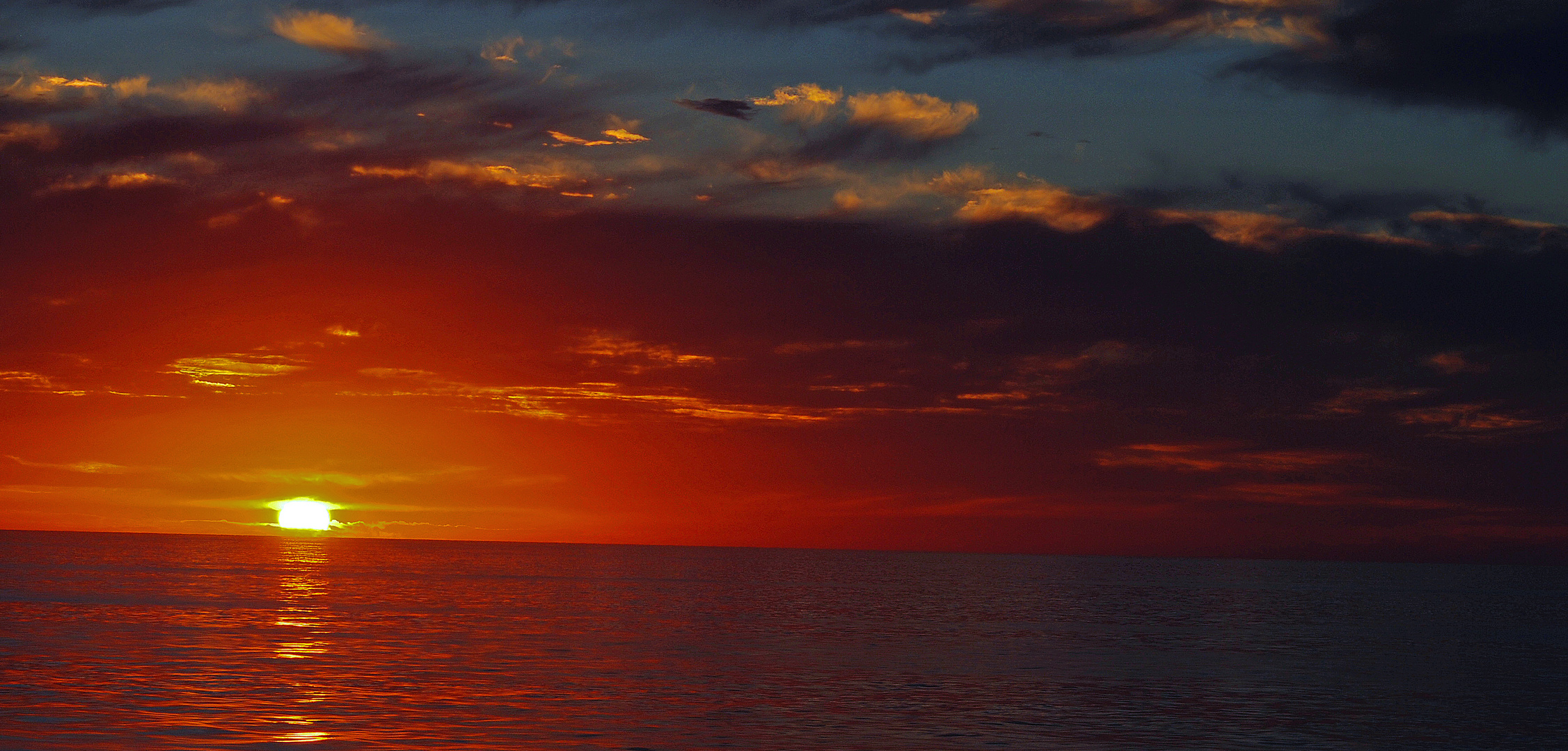 coucher de soleil sur le Pacific 300 miles au large des cotes de la californie