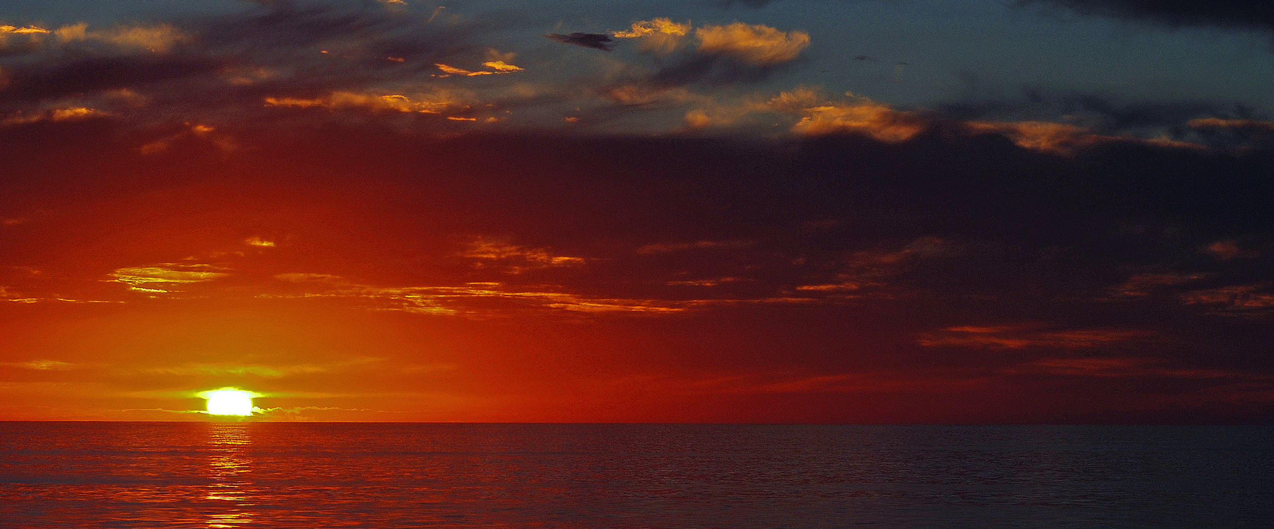 coucher de soleil sur le Pacific 300 miles au large des cotes de la californie avec l'horizon droit