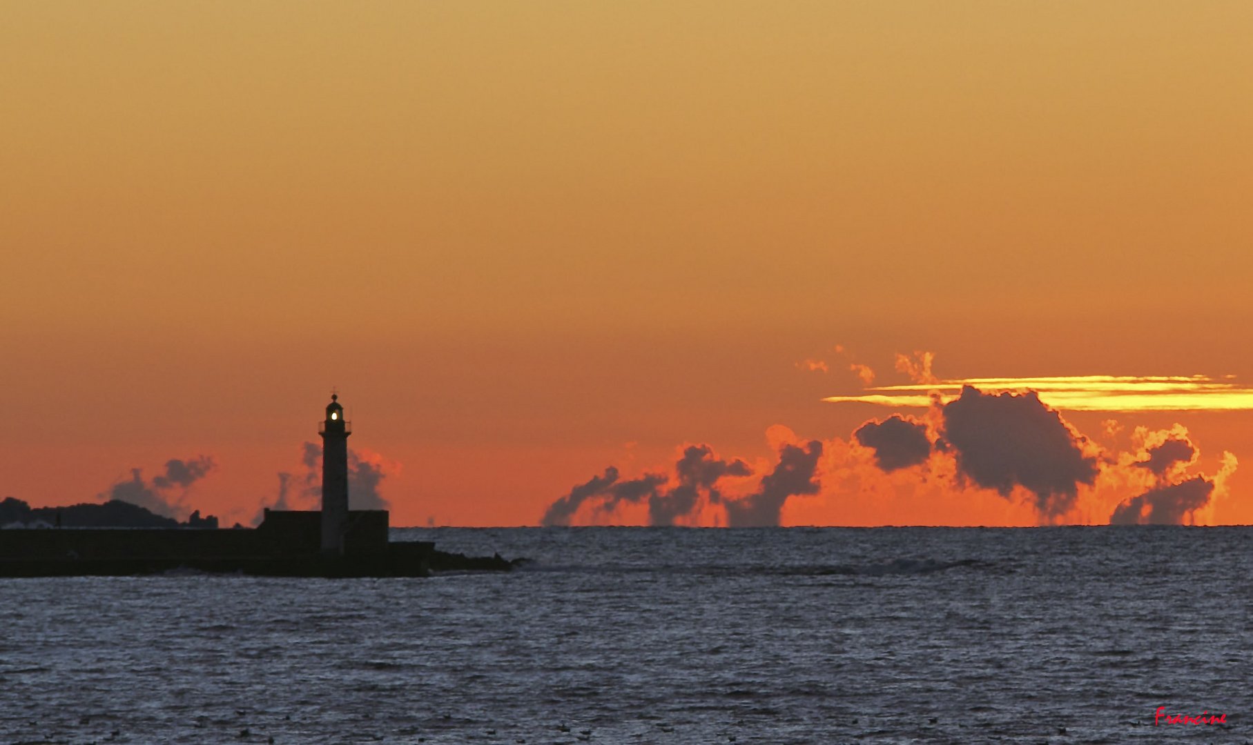 Coucher de soleil sur le phare de Propriano ...