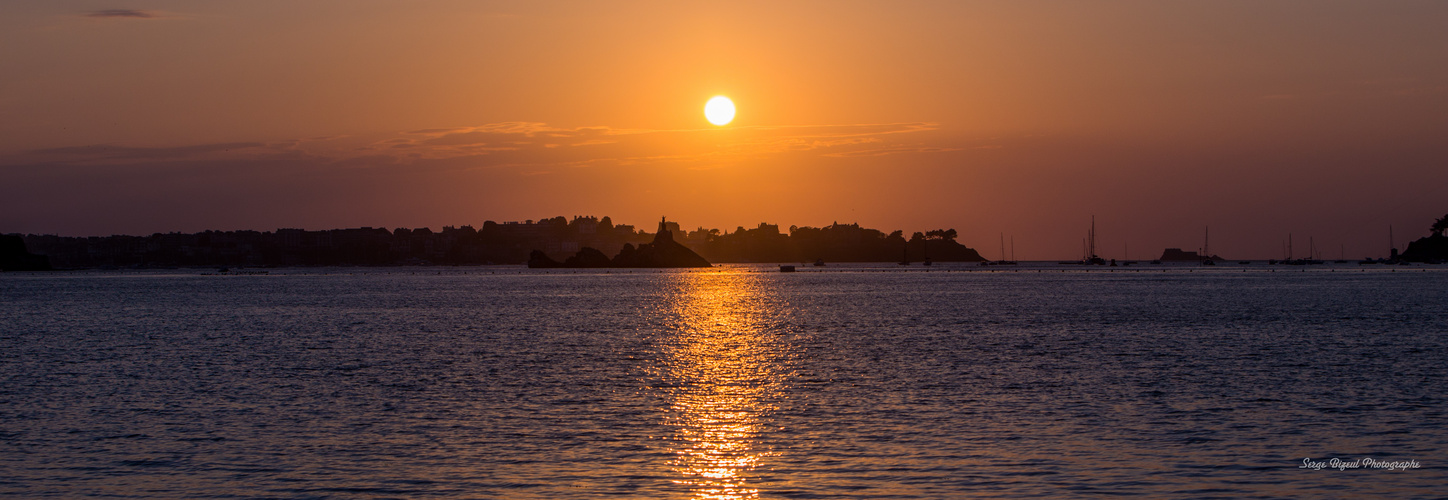 Coucher de soleil sur le Rocher de Bizeux à Dinard