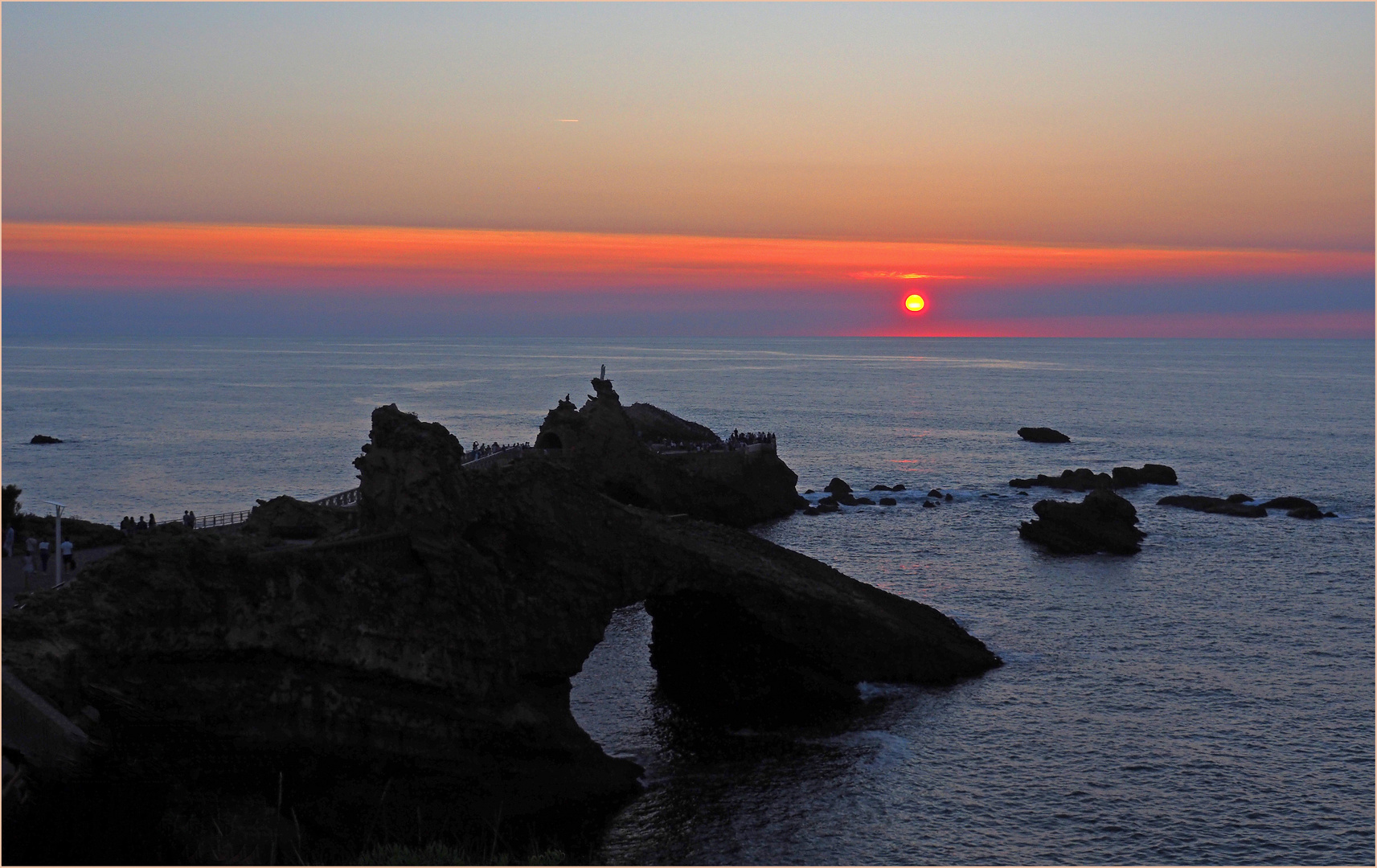 Coucher de soleil sur le Rocher de la Vierge  --  Biarritz