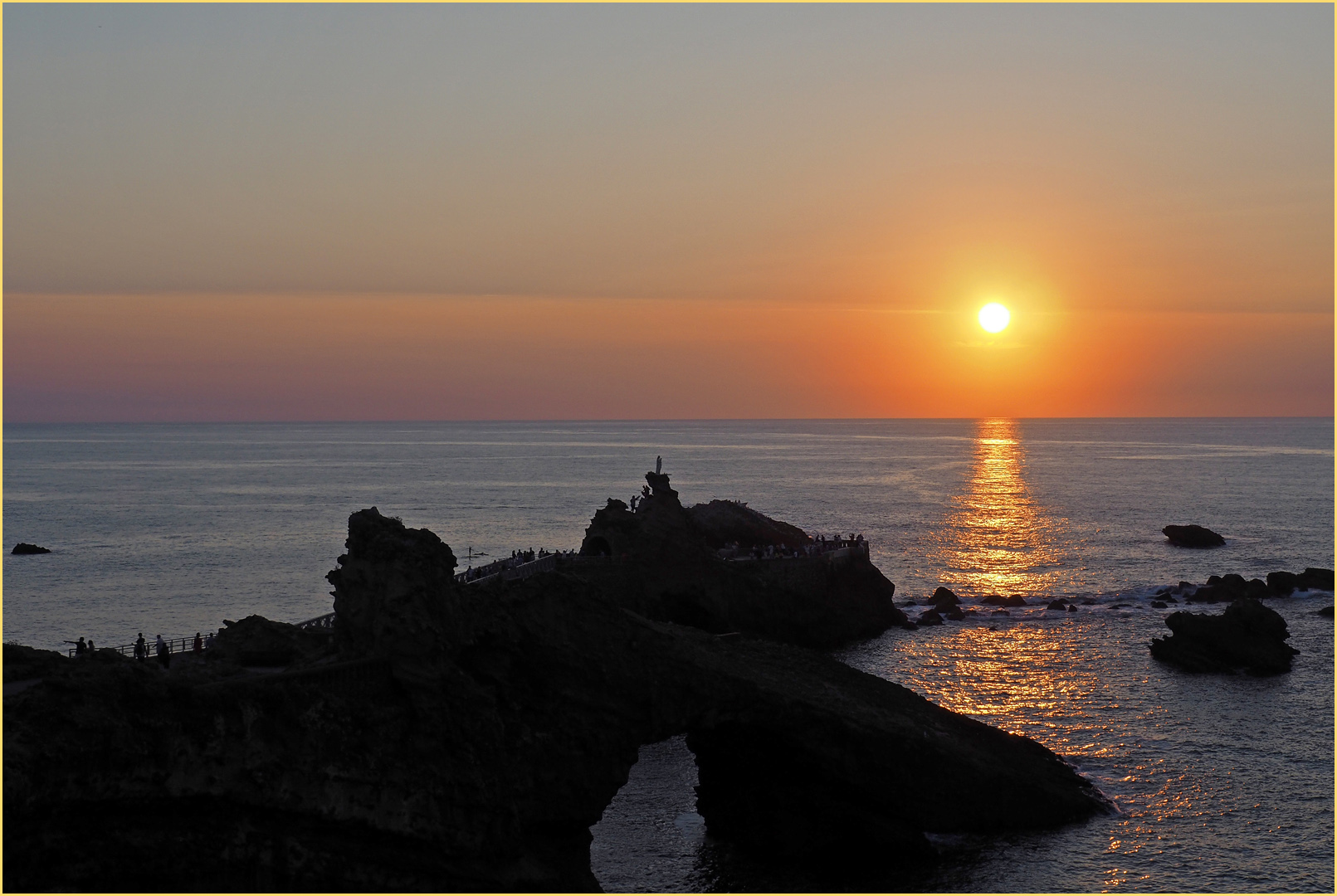 Coucher de soleil sur le Rocher de la Vierge  --  Biarritz