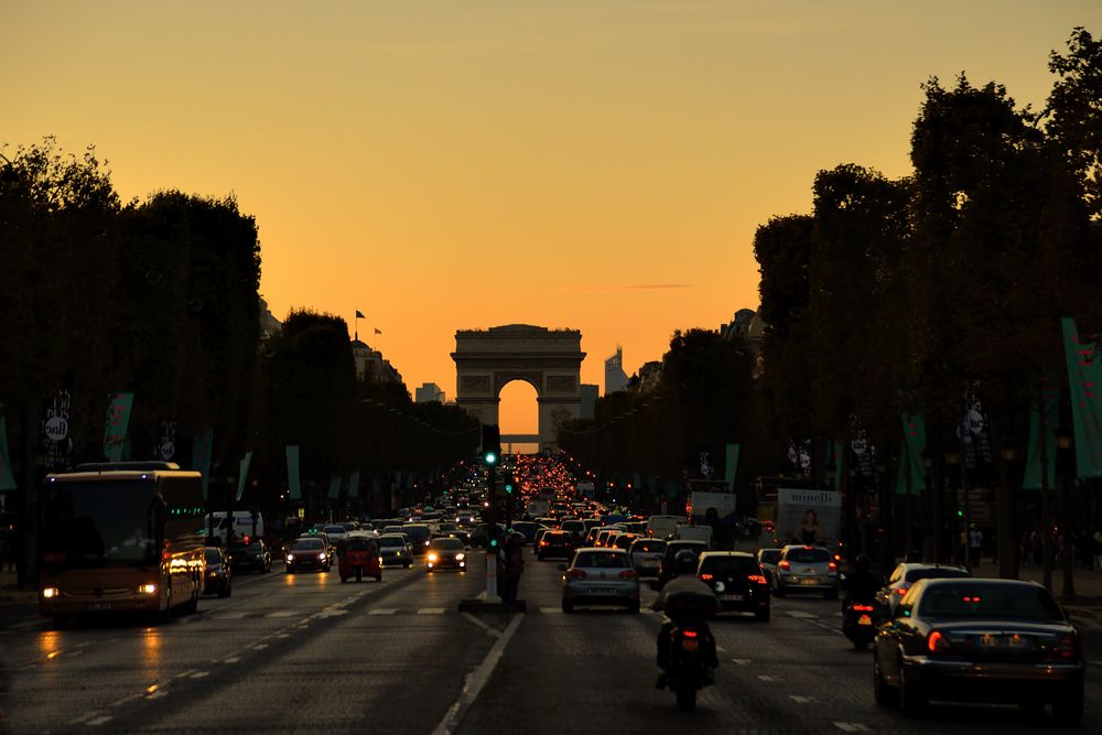 Coucher de soleil sur les Champs-Elysées