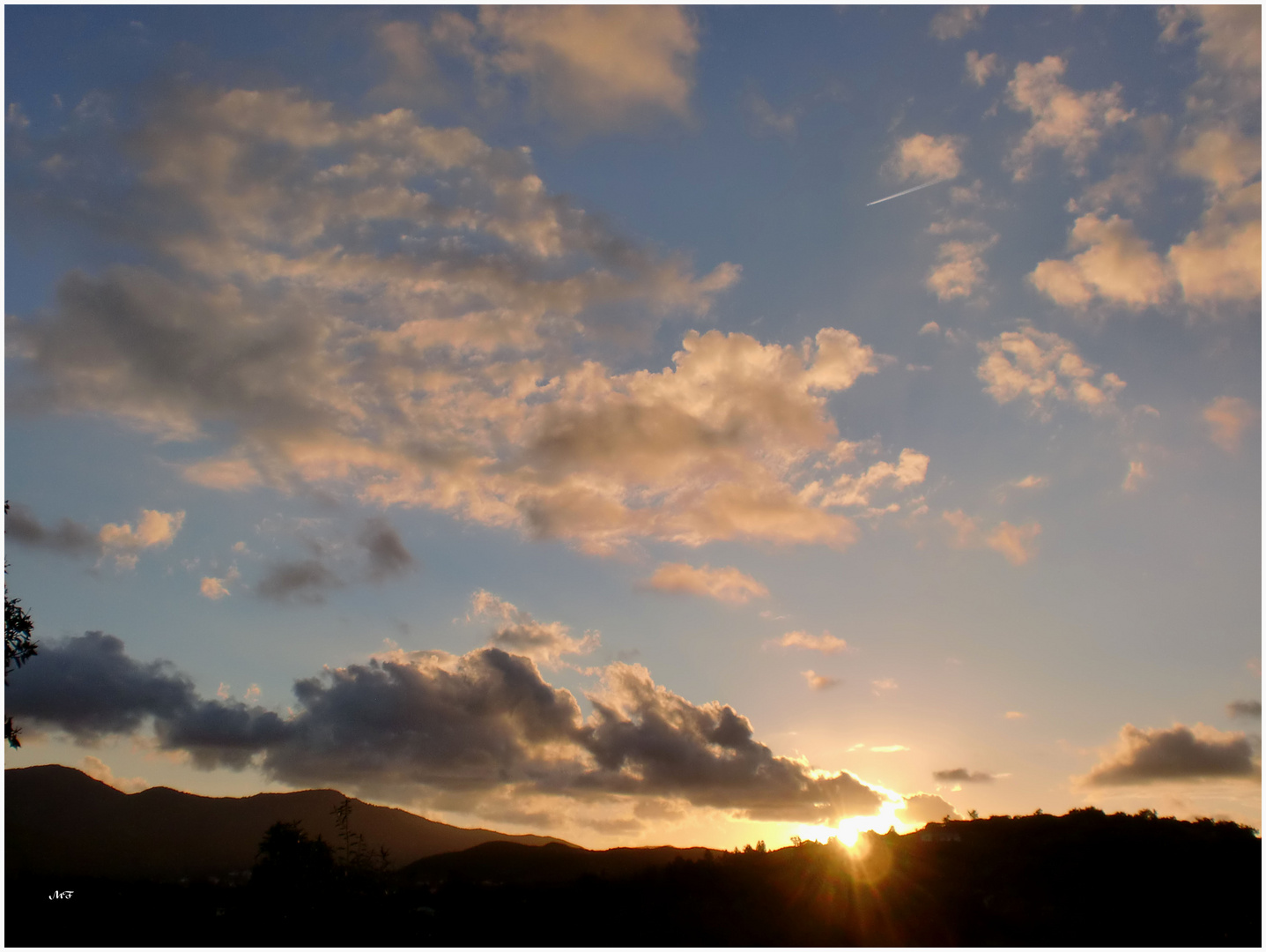 Coucher de soleil sur les collines