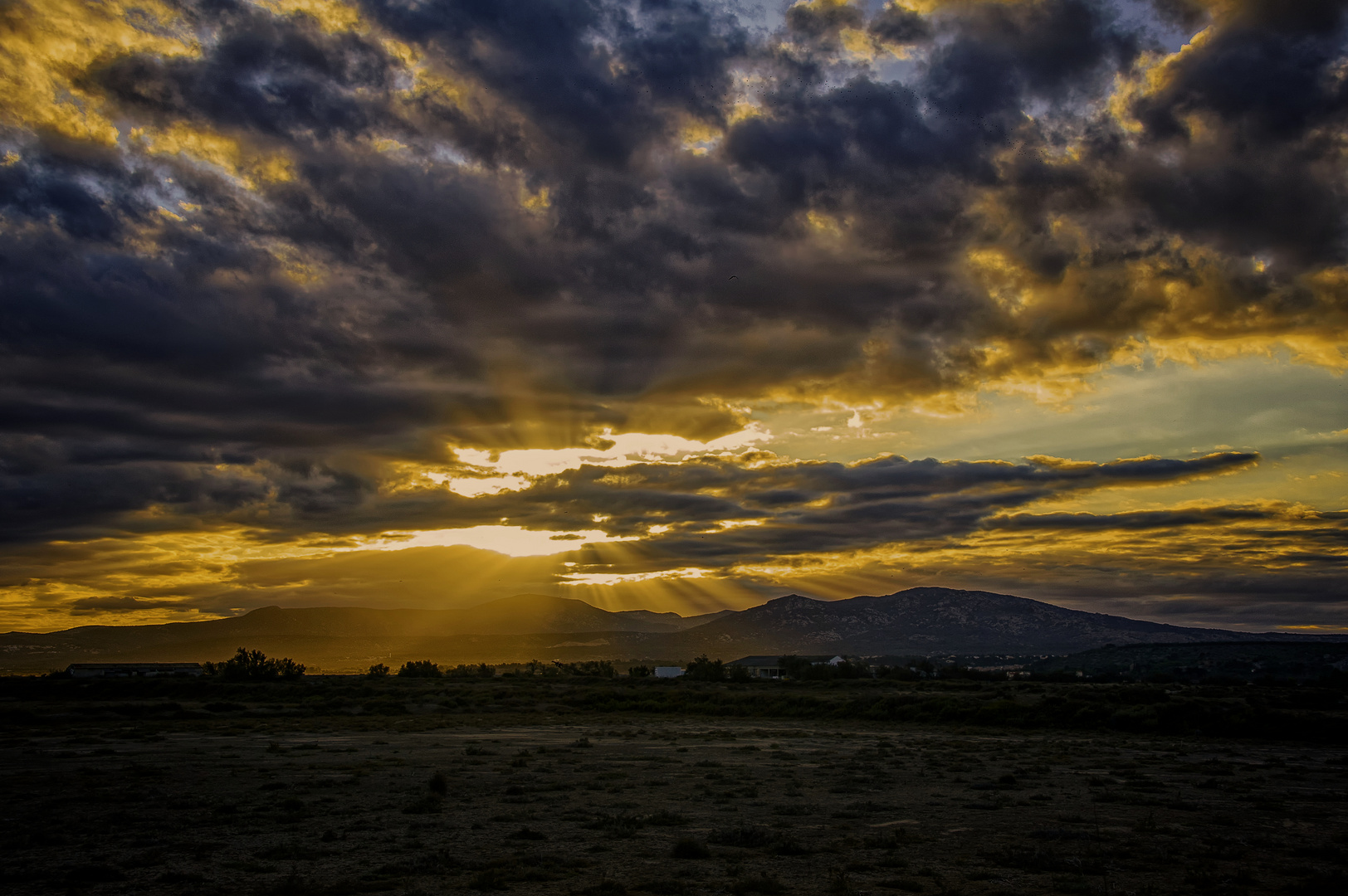 coucher de soleil sur les corbiéres