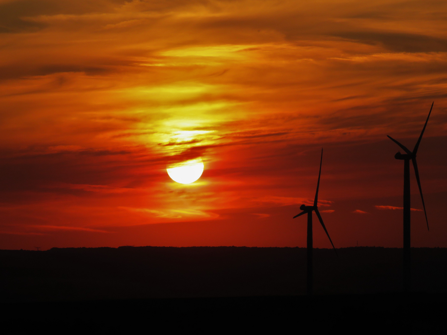 coucher de soleil sur les eoliennes 1