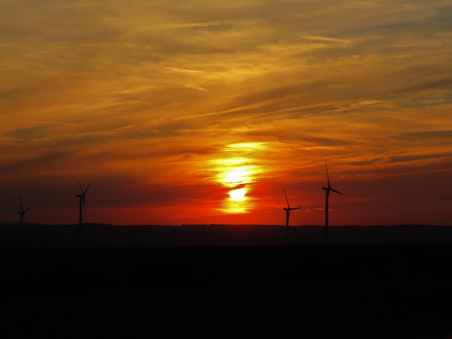 coucher de soleil sur les eoliennes 2