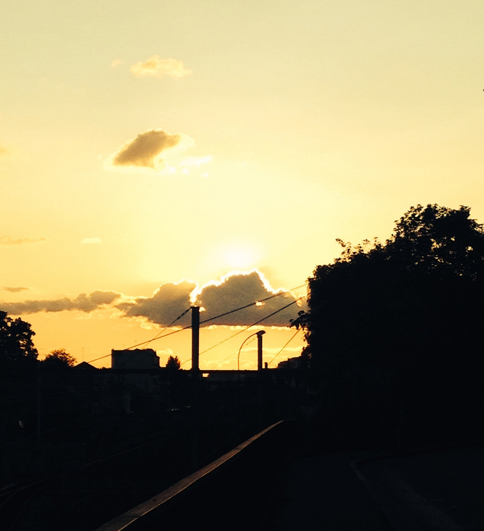 Coucher de soleil sur les voies ferrées