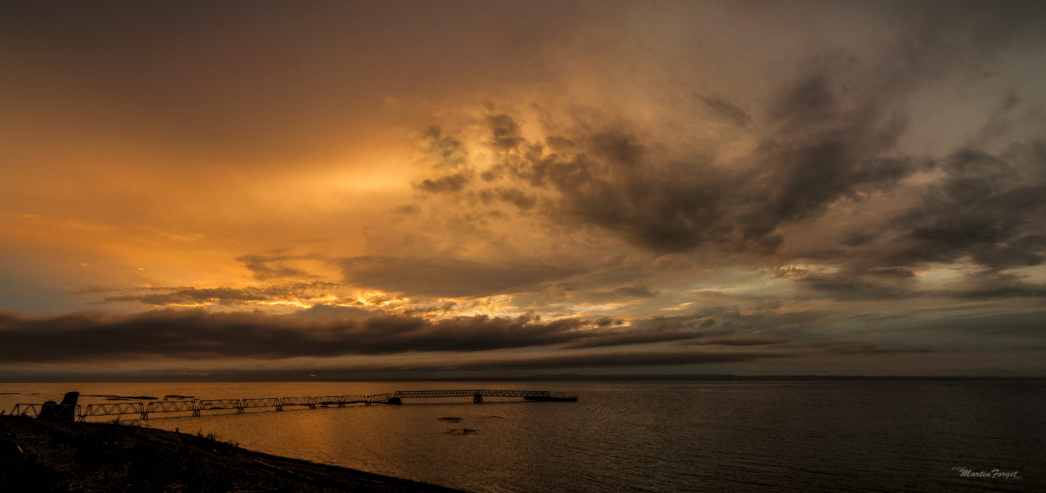 Coucher de soleil sur l'île nue.