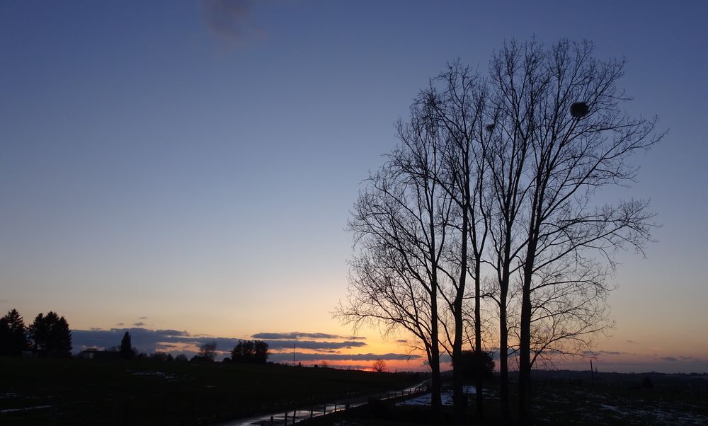 coucher de soleil sur mont dison belgique